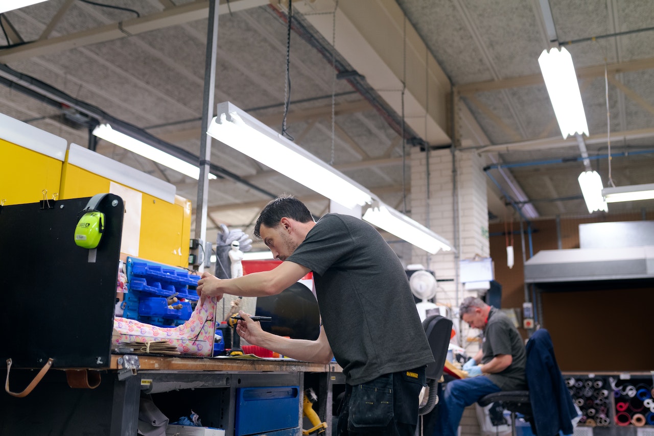 Les défis de la mise en place de postes de travail industriels sur mesure et comment les surmonter